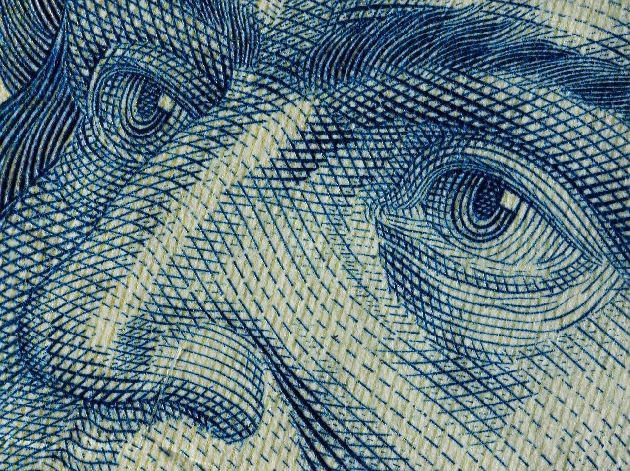 Detalle macro de un grabado calcográfico: líneas finas en tinta azul, con relieve.